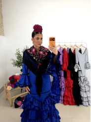 Manton negro con flor fucsia