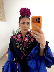 Manton negro con flor fucsia