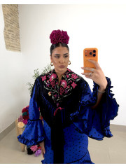 Manton negro con flor fucsia