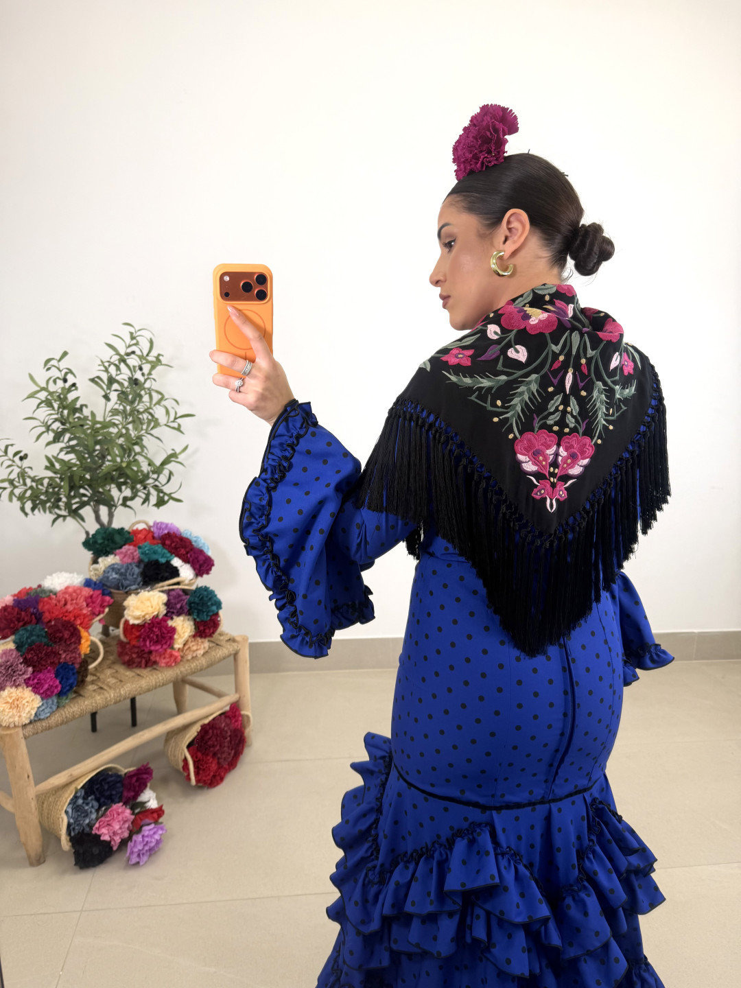 Manton negro con flor fucsia