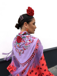 Mantón lila flores rojas