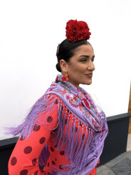 Mantón lila flores rojas