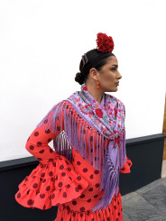 Mantón lila flores rojas