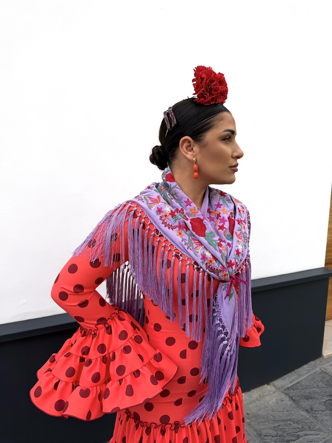 Mantón lila flores rojas