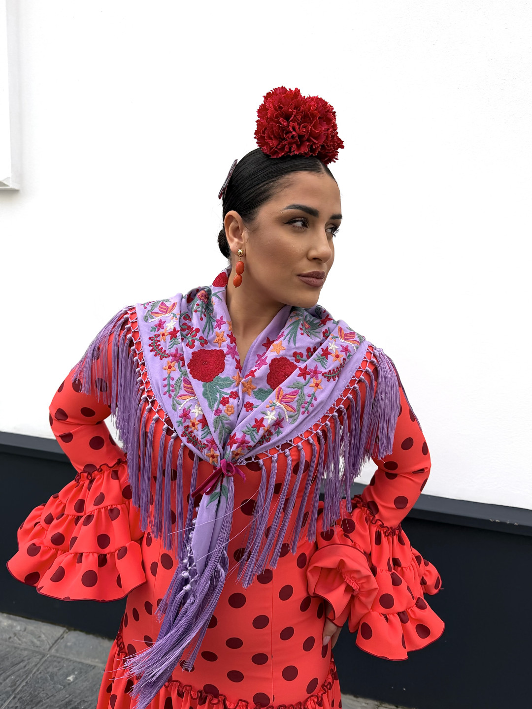 Mantón lila flores rojas