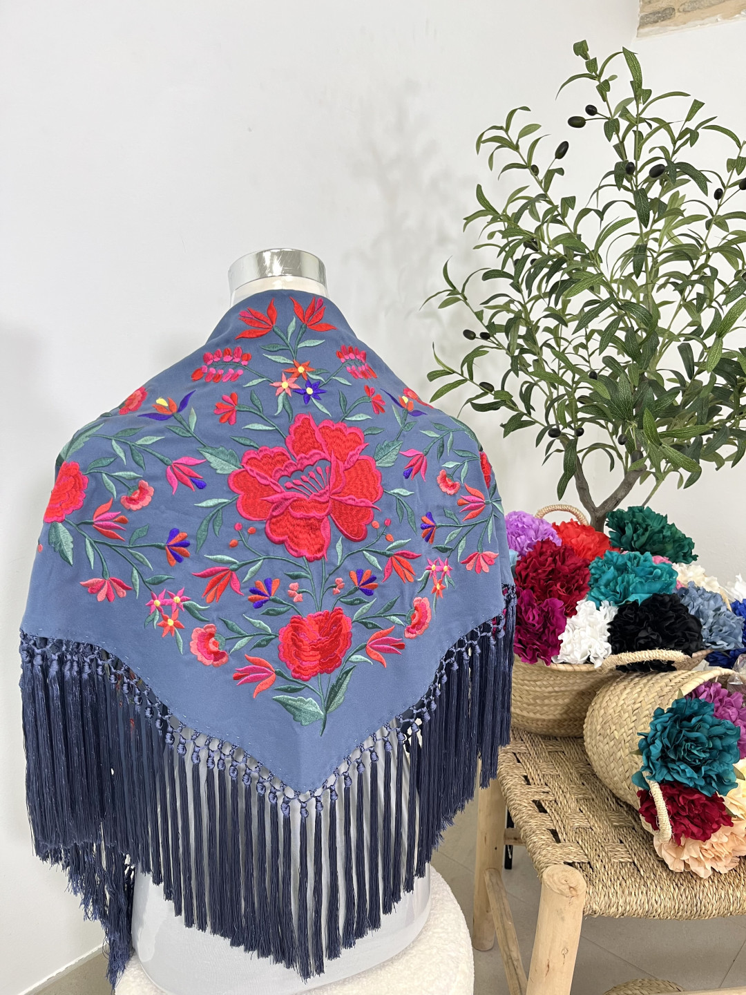 Mantón seda ducado flores rojas 2