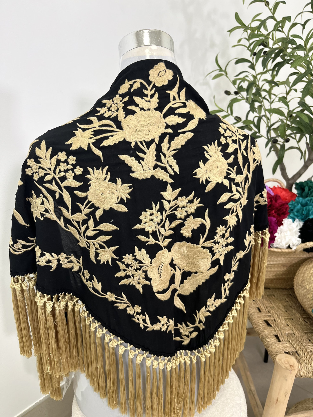 Mantón negro dorado 1