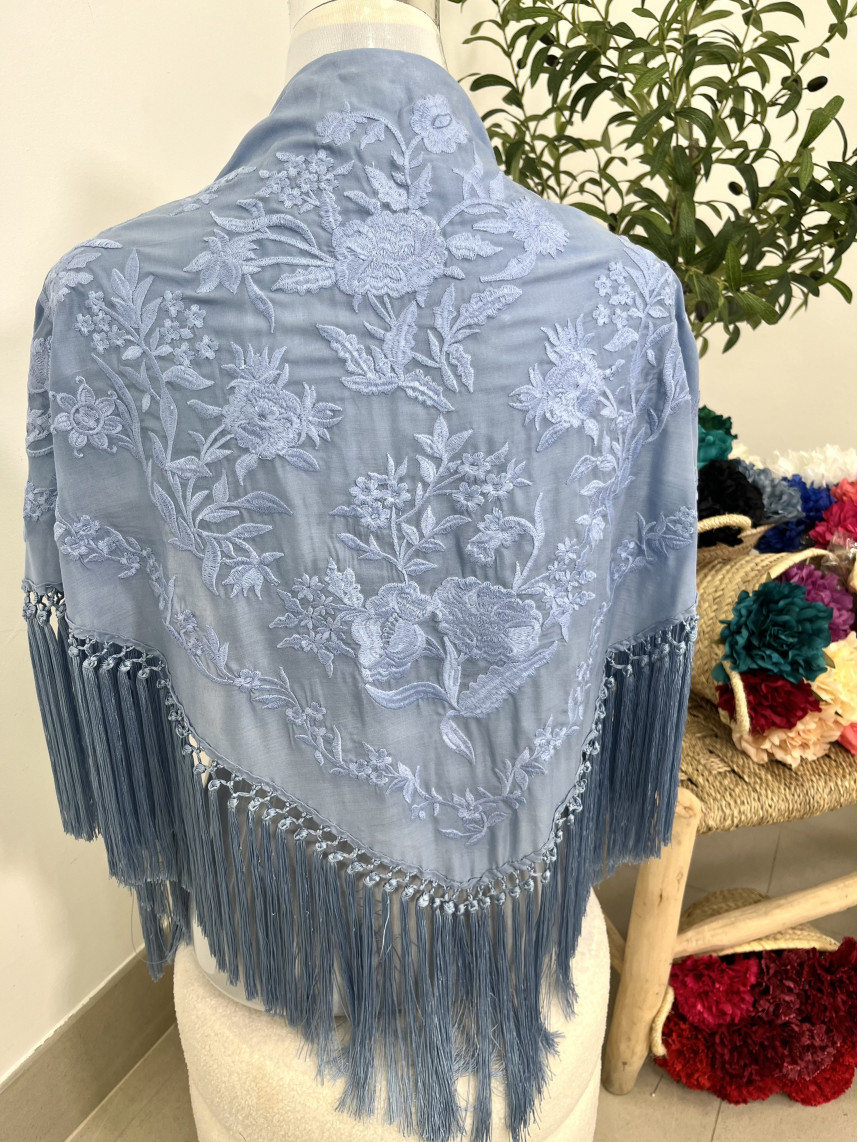 Mantón celeste bordado 1