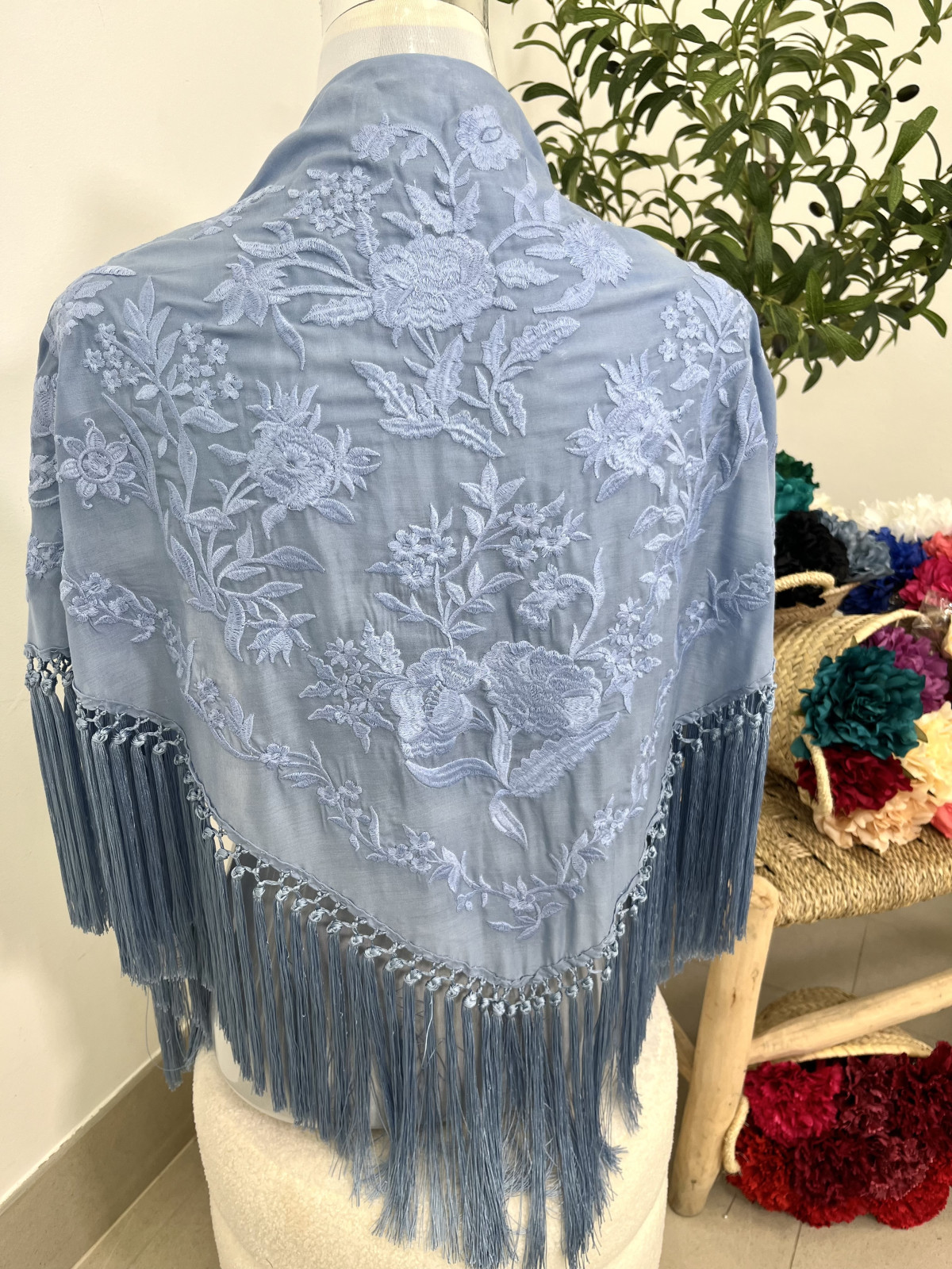 Mantón celeste bordado 1
