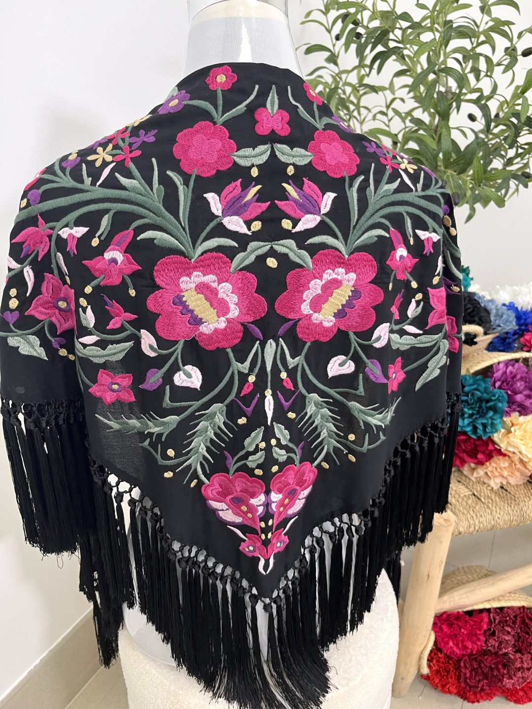 Manton negro con flor fucsia