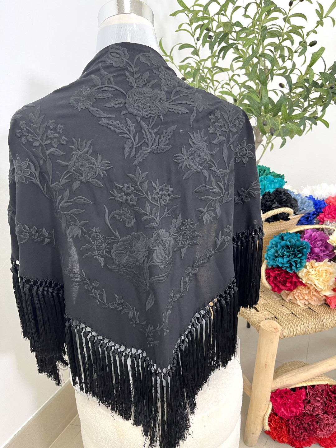 Mantón negro bordado negro 1