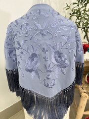 Mantón bordado unicolor celeste