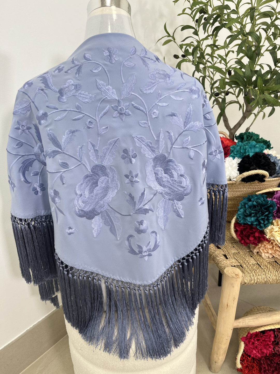 Mantón bordado unicolor celeste