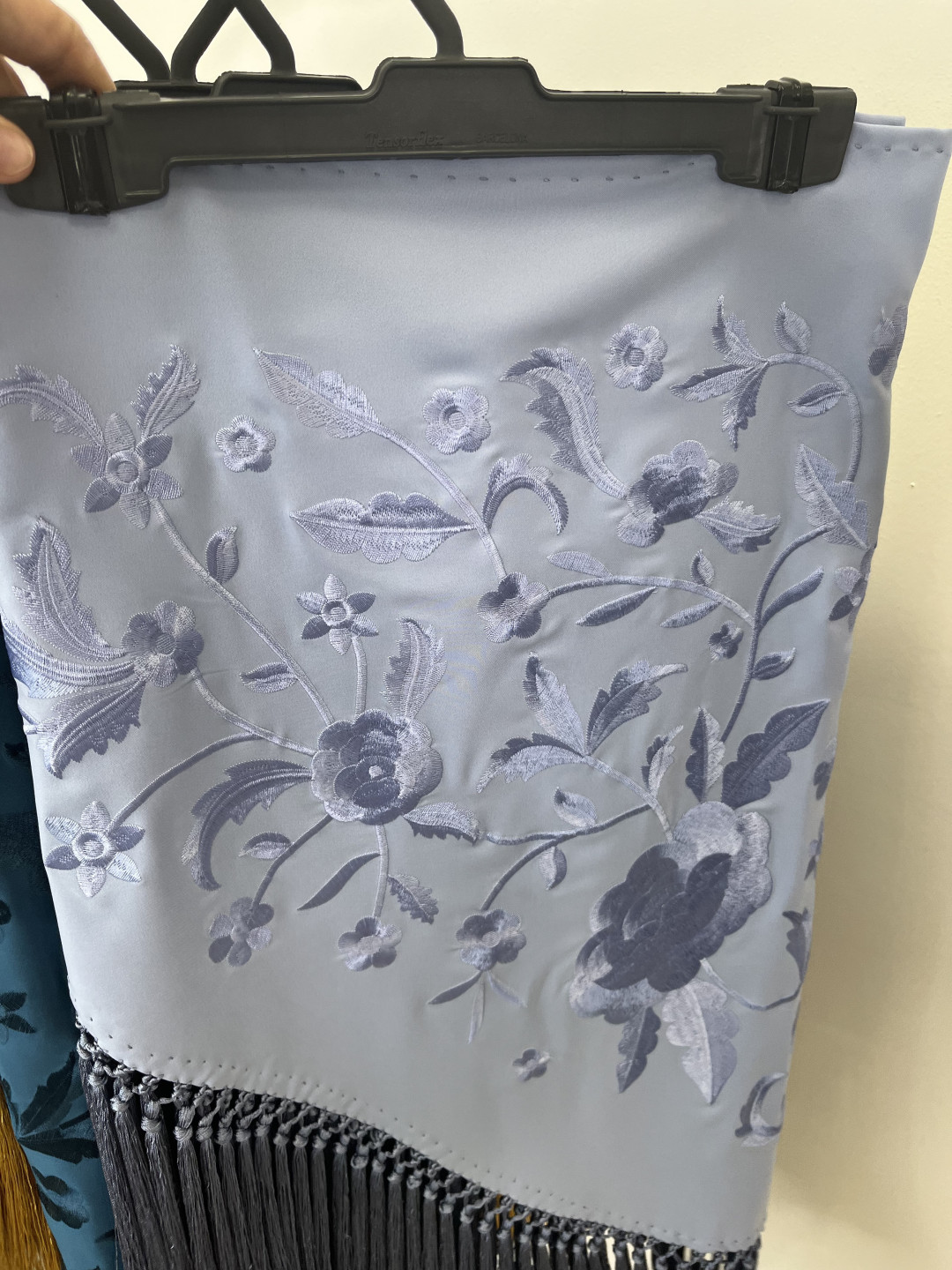 Mantón bordado unicolor celeste