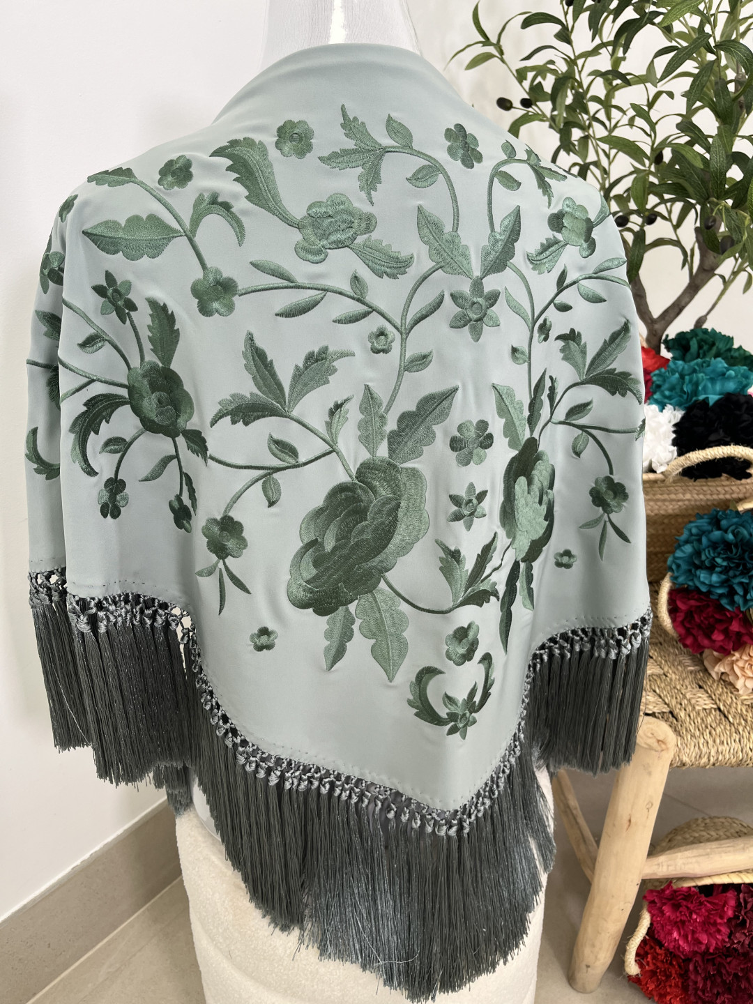 Mantón bordado unicolor verde