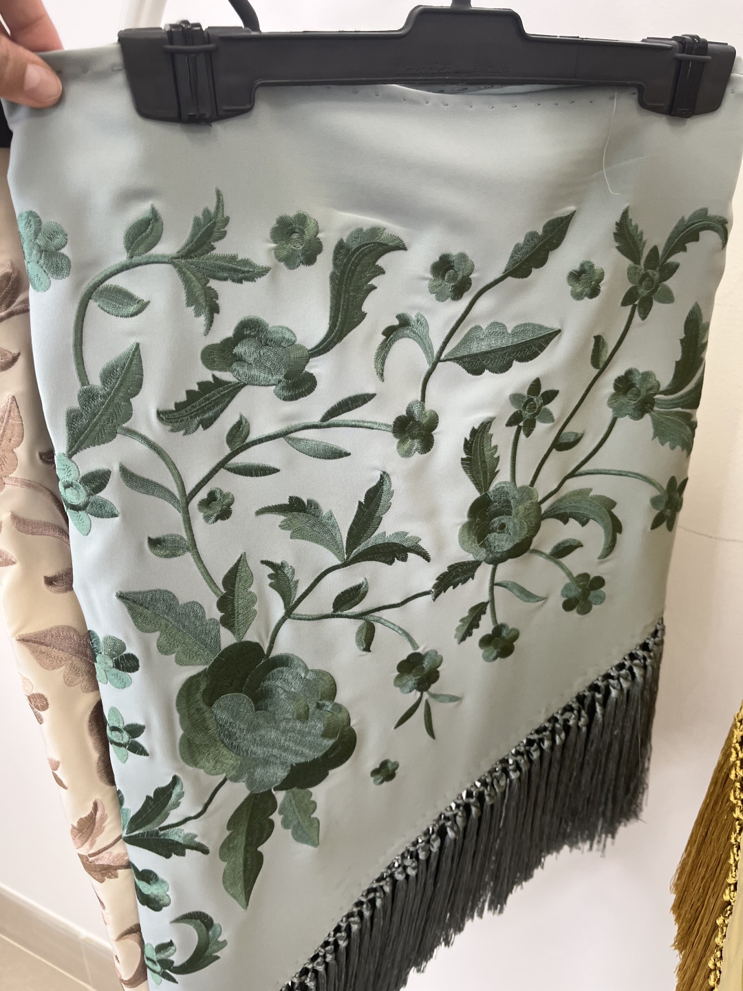 Mantón bordado unicolor verde