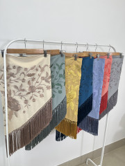 Mantón bordado unicolor beige