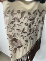 Mantón bordado unicolor beige