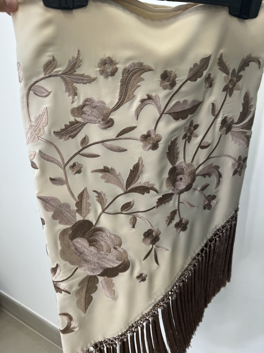 Mantón bordado unicolor beige