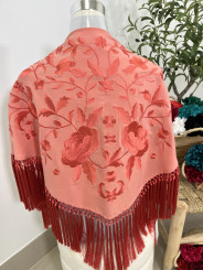 Mantón bordado unicolor coral