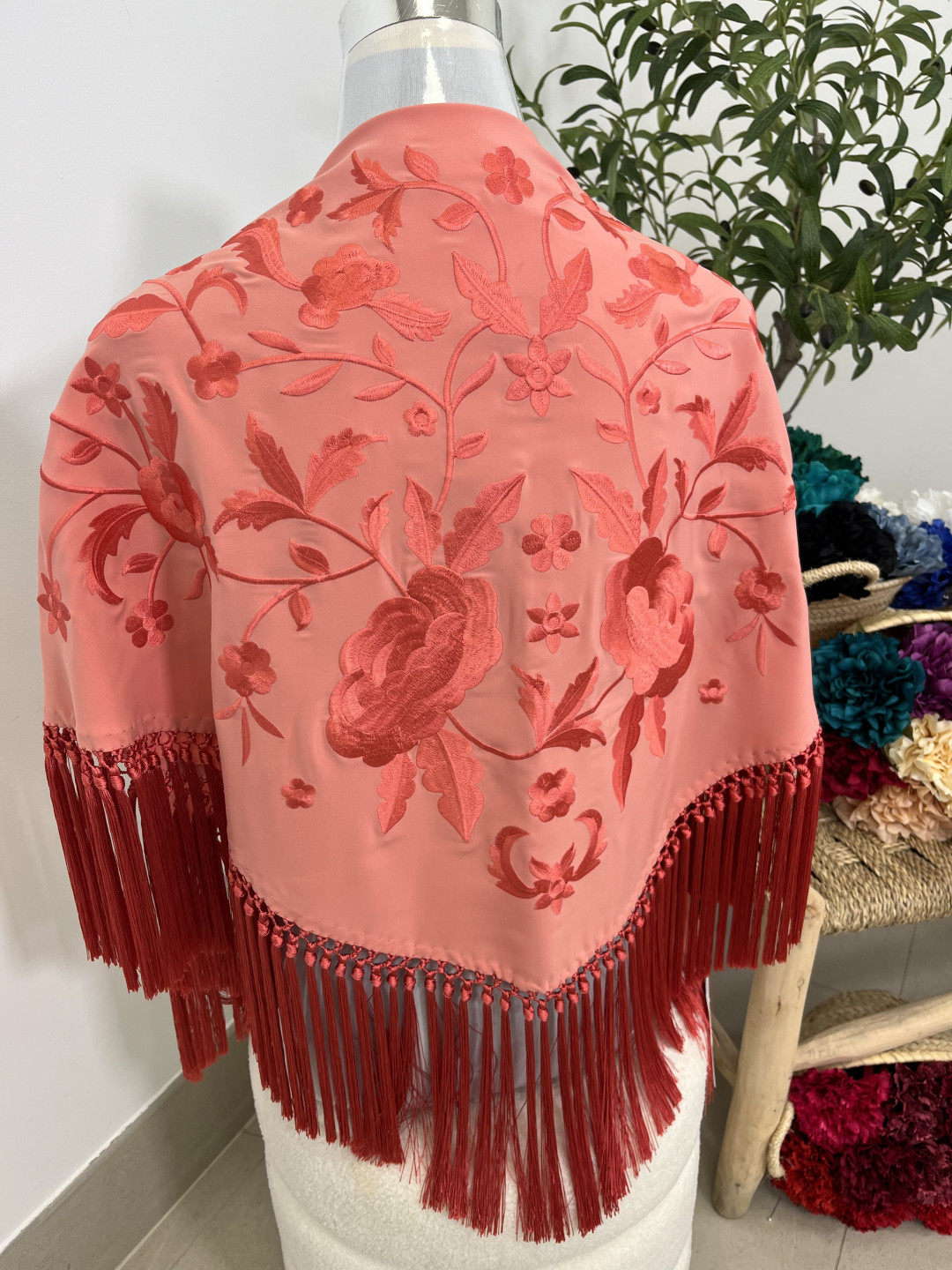 Mantón bordado unicolor coral