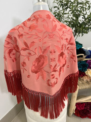 Mantón bordado unicolor coral