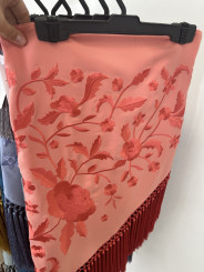 Mantón bordado unicolor coral