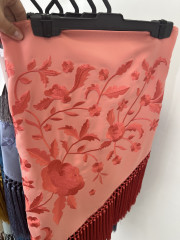 Mantón bordado unicolor coral