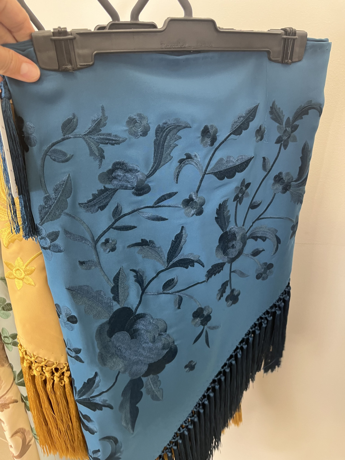 Mantón bordado unicolor azul