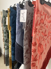 Mantón bordado unicolor azul