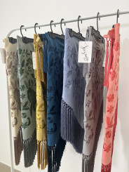 Mantón bordado unicolor azul