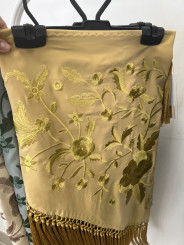 Mantón bordado unicolor mostaza