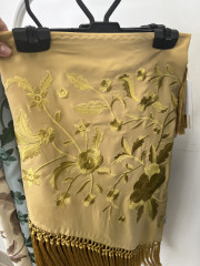 Mantón bordado unicolor mostaza