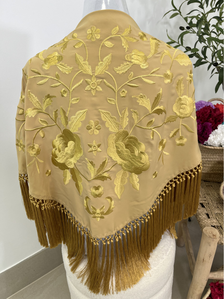 Mantón bordado unicolor mostaza