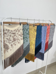 Mantón bordado unicolor mostaza