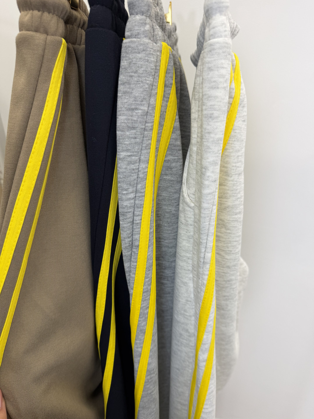 Pantalon felpa raya amarilla