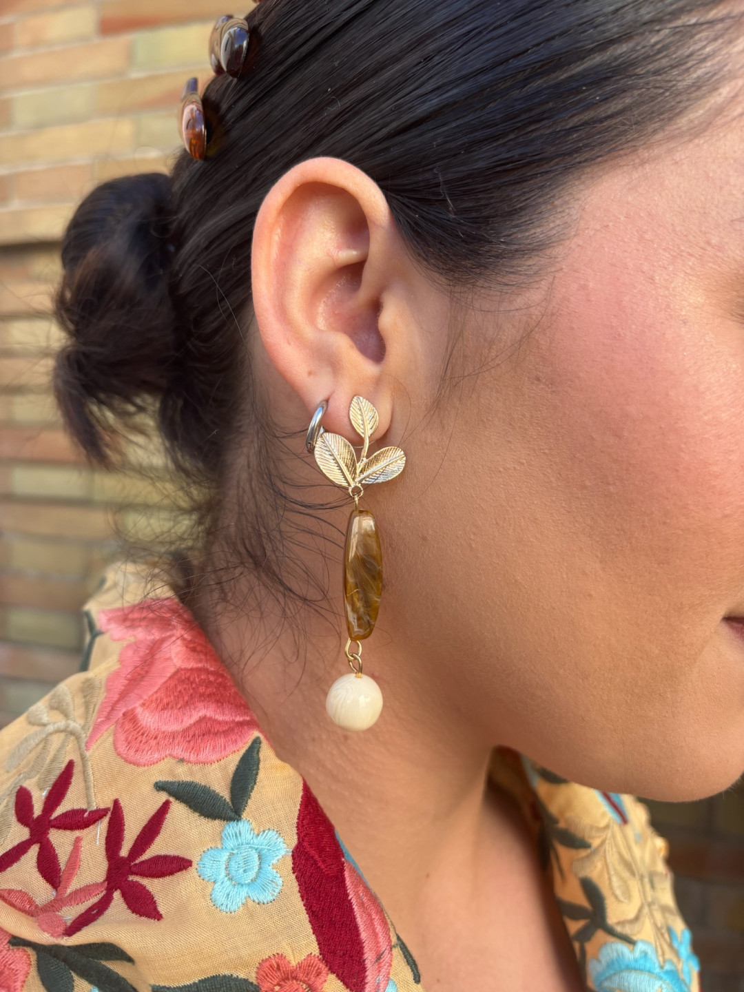 pendiente hoja perla detalle marron