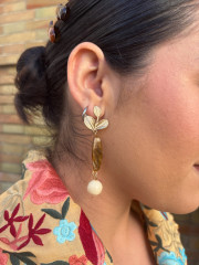 pendiente hoja perla detalle marron