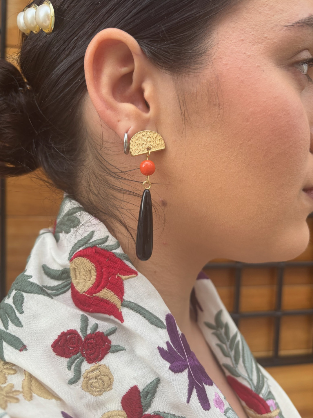 pendiente abanico detalle coral/negro