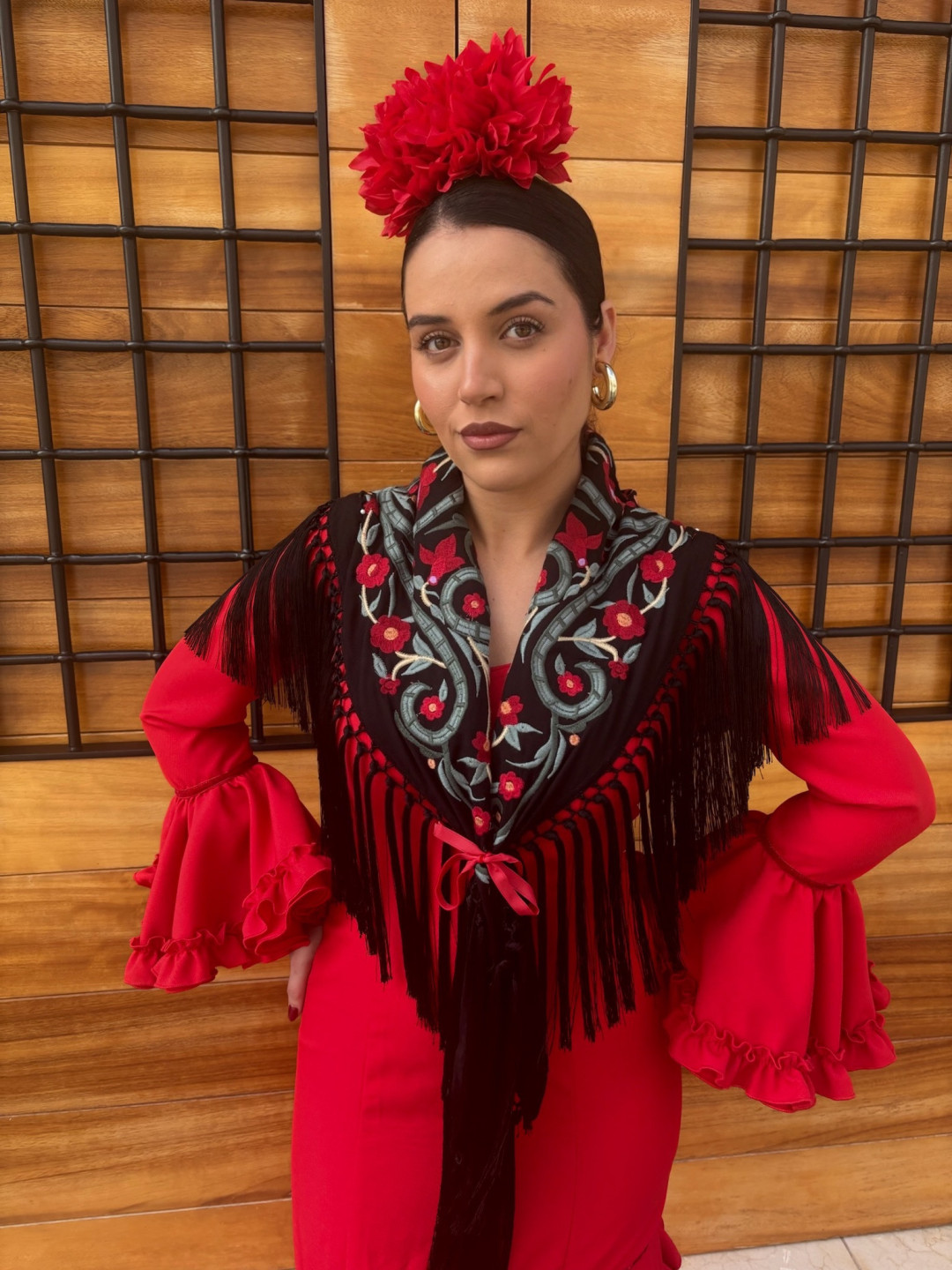 manton negro flor roja