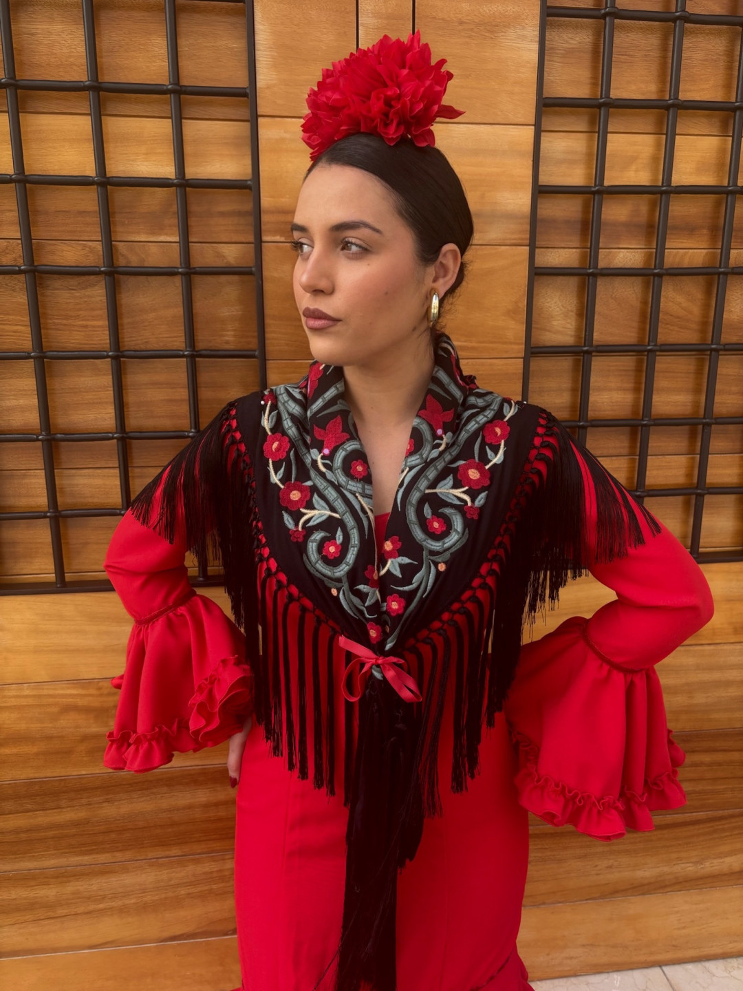 manton negro flor roja