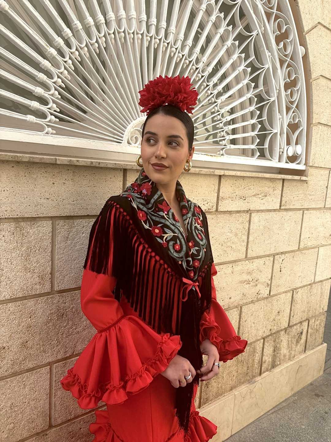 manton negro flor roja