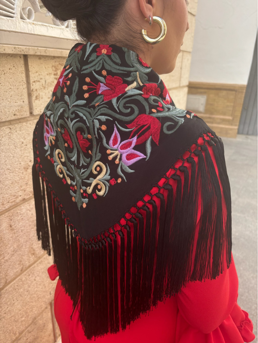 manton negro flor roja