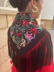 manton negro flor roja