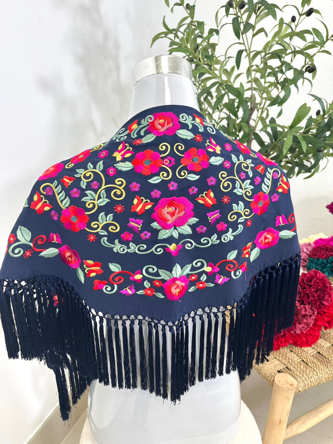 Manton niña negro flores