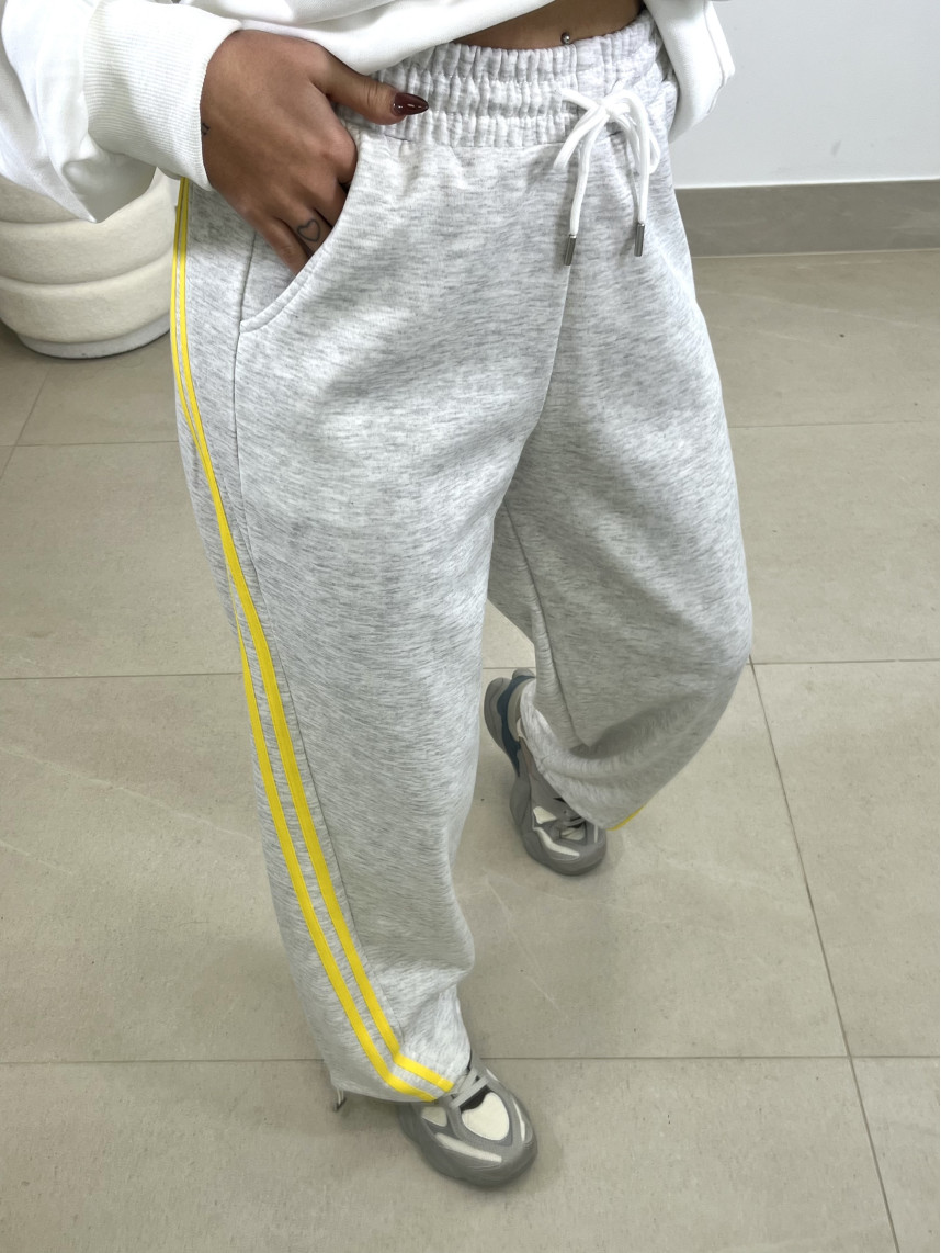 Pantalon felpa raya amarilla gris claro