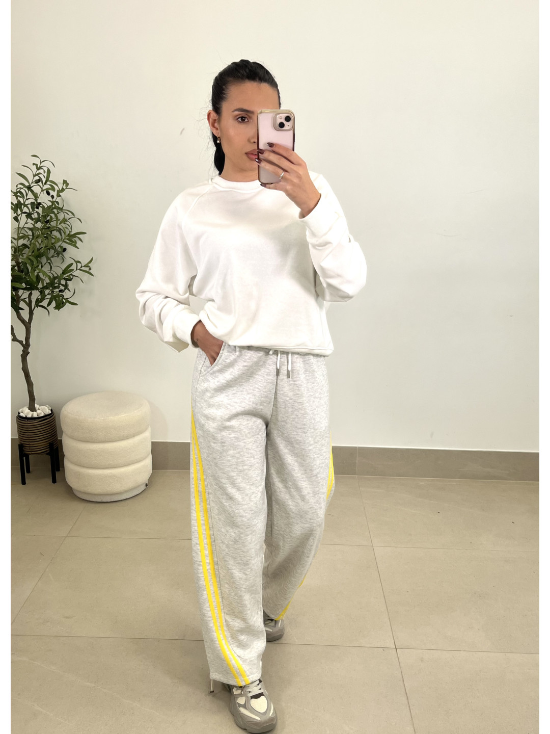 Pantalon felpa raya amarilla gris claro