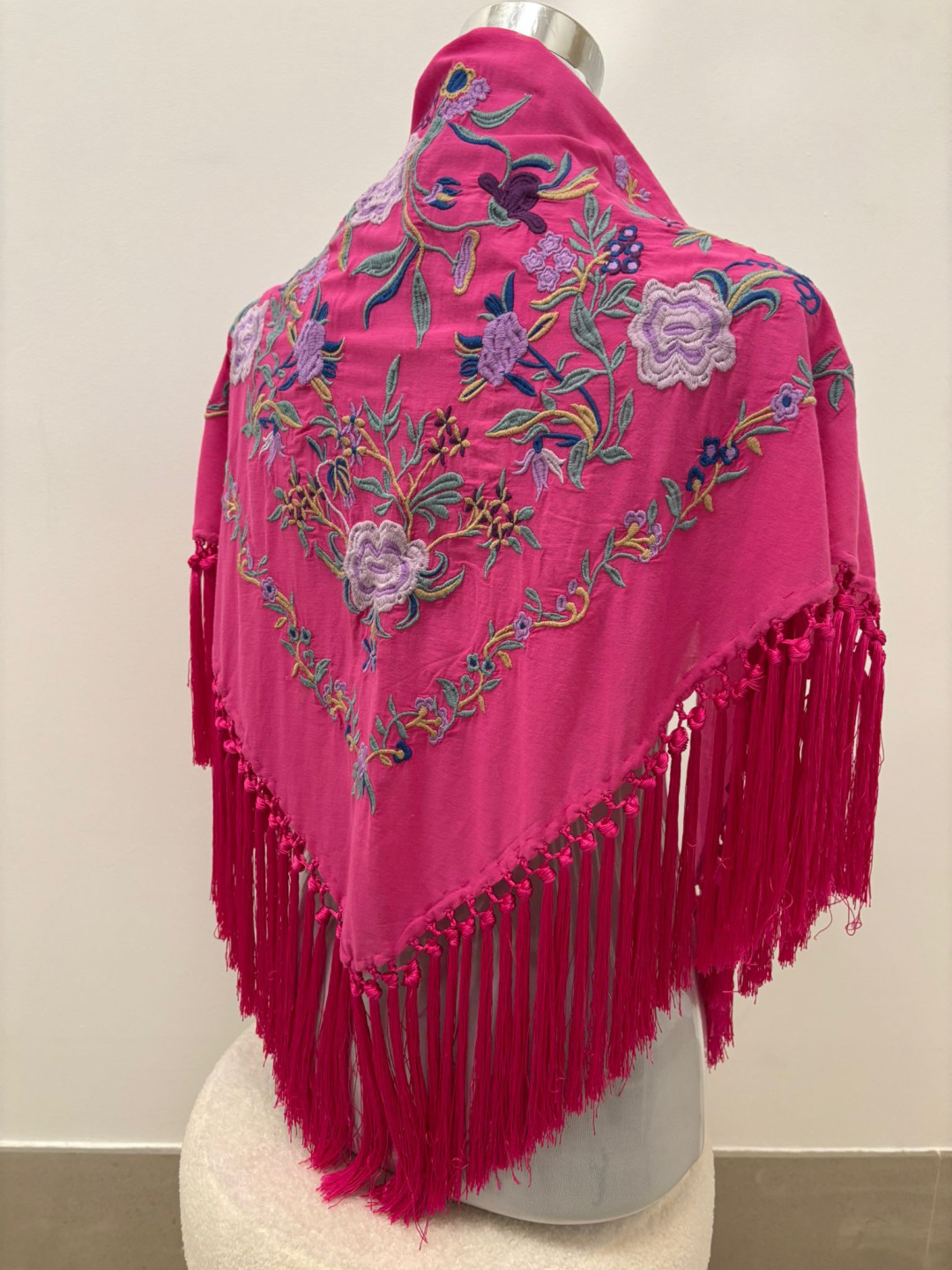 Manton seda rosa con flores lilas