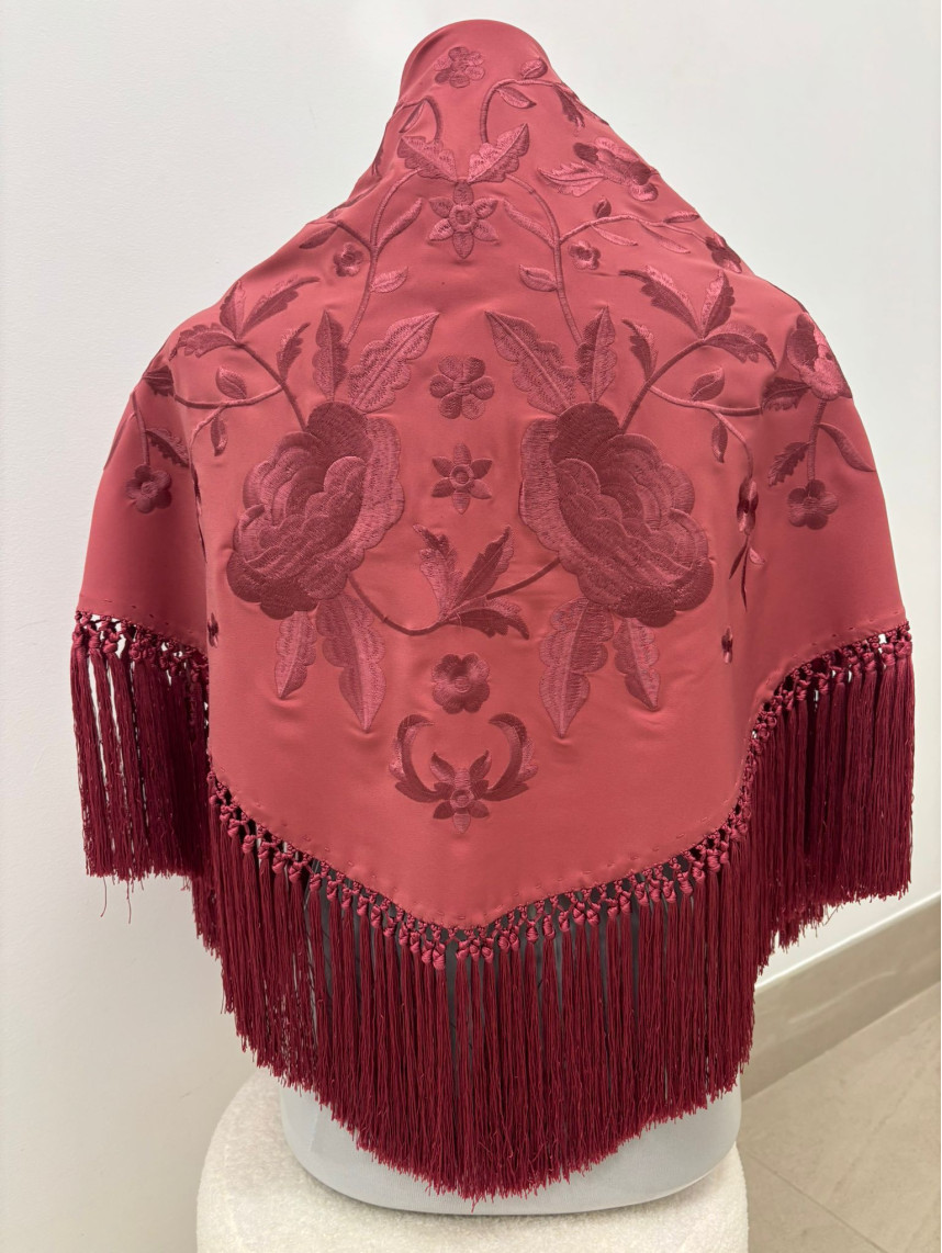 Manton bordado unicolor rosa empolvado oscuro