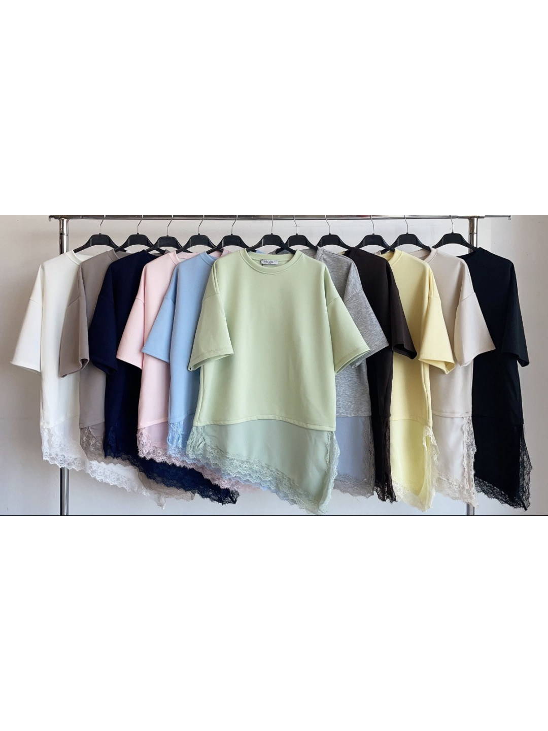 camiseta detalle encaje asimetrico